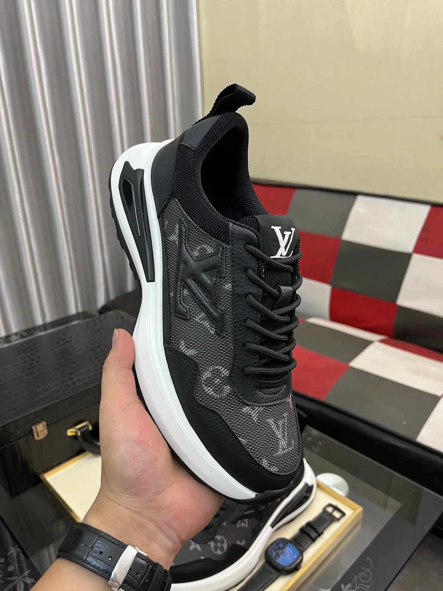 Men's shoes 💰458⌚️⌚️【LOUlS VUlTTON】Louis Vuitton ~ unique and casual style. LV counter purchasing 🏃casual shoes😍😍 Men's 2022 counters are on sale simultaneously, Italian imported brands select first-layer Italian cowhide. 🐑Sheepskin lining (refuses to discolor and rub feet) Sole: Original sole specially provided by the original factory 🎬Better in kind Size number: 38-443️⃣Colors available